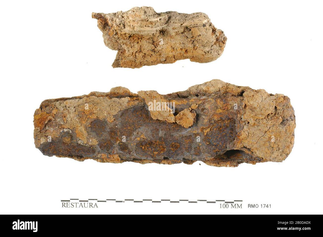 Das niederländische Mittelalter, Messerklinge ?, Loch in einem Ende, Messerfragment, Eisen, 14,0 x 4,8, 7,3 x 3,3 cm, x, Niederlande, Utrechter, Wijk bij Duurstede, Wijk bij Duurstede, Dorestad Stockfoto