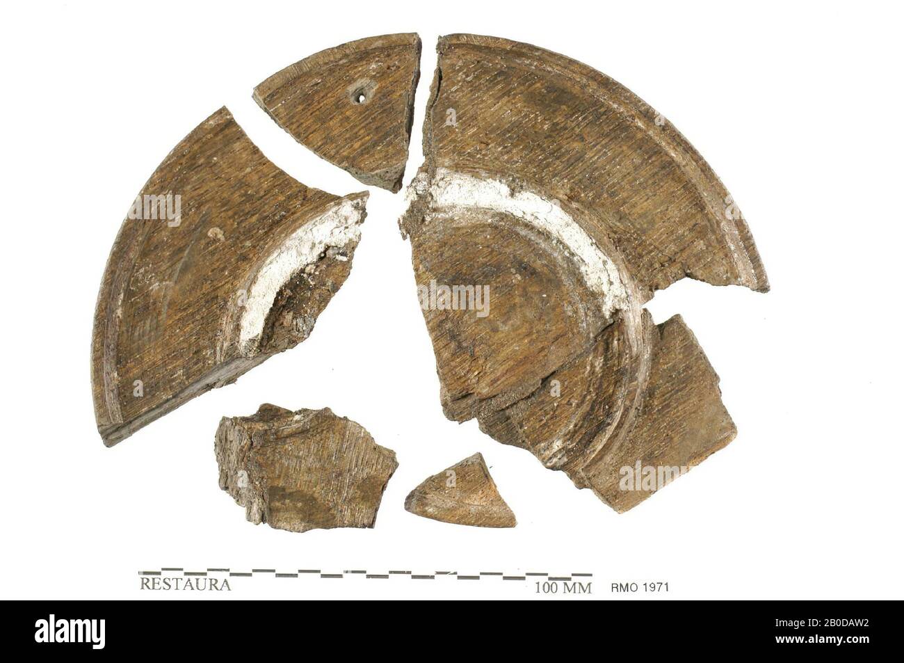 Halbpension mit Standring, mit einer Art Kalk auf dem Boden, Halbpension mit Standring, mit einer Art Kalk auf dem Boden, Holz, 14,0 x 1,0 cm, x, Niederlande, Utrechter, Wijk bij Duurstede, Wijk bij Duurstede, Dorestad Stockfoto