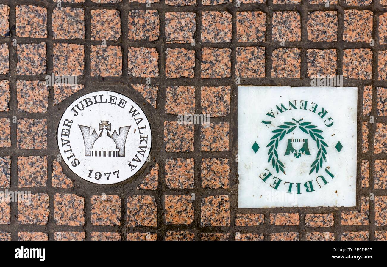 Nennen Sie Kacheln für den Silver Jubilee Walkway von 1977 und den Jubilee Greenway auf dem Queen's Walk am Südufer des Themse-Embankment, London Stockfoto