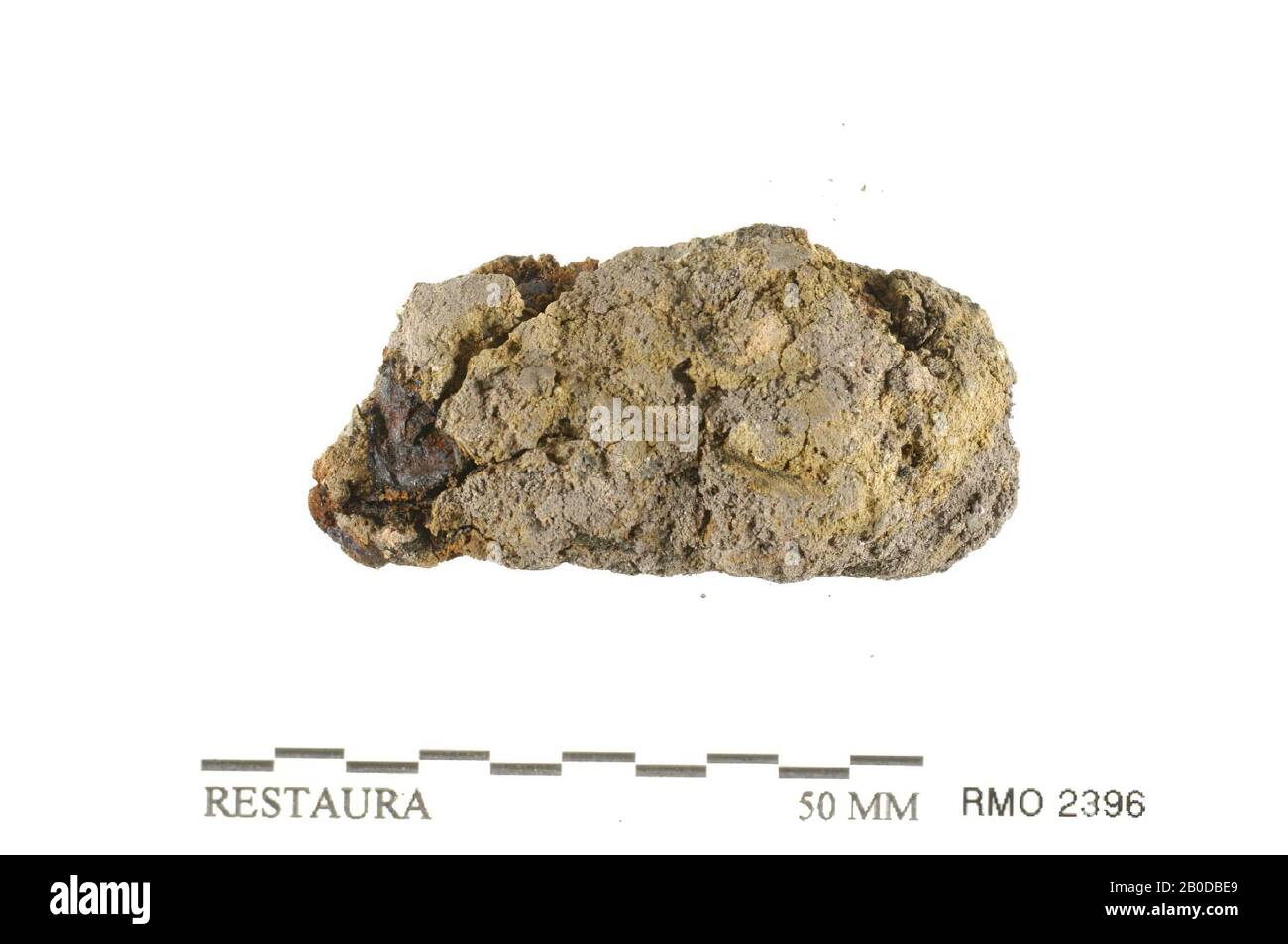 Teil des Streifens, rundes Loch an einem Ende, Teil des Streifens, rundes Loch an einem Ende, Eisen, 4,8 x 2,3 cm, x, Niederlande, Utrechter, Wijk bij Duurstede, Wijk bij Duurstede, Dorestad Stockfoto