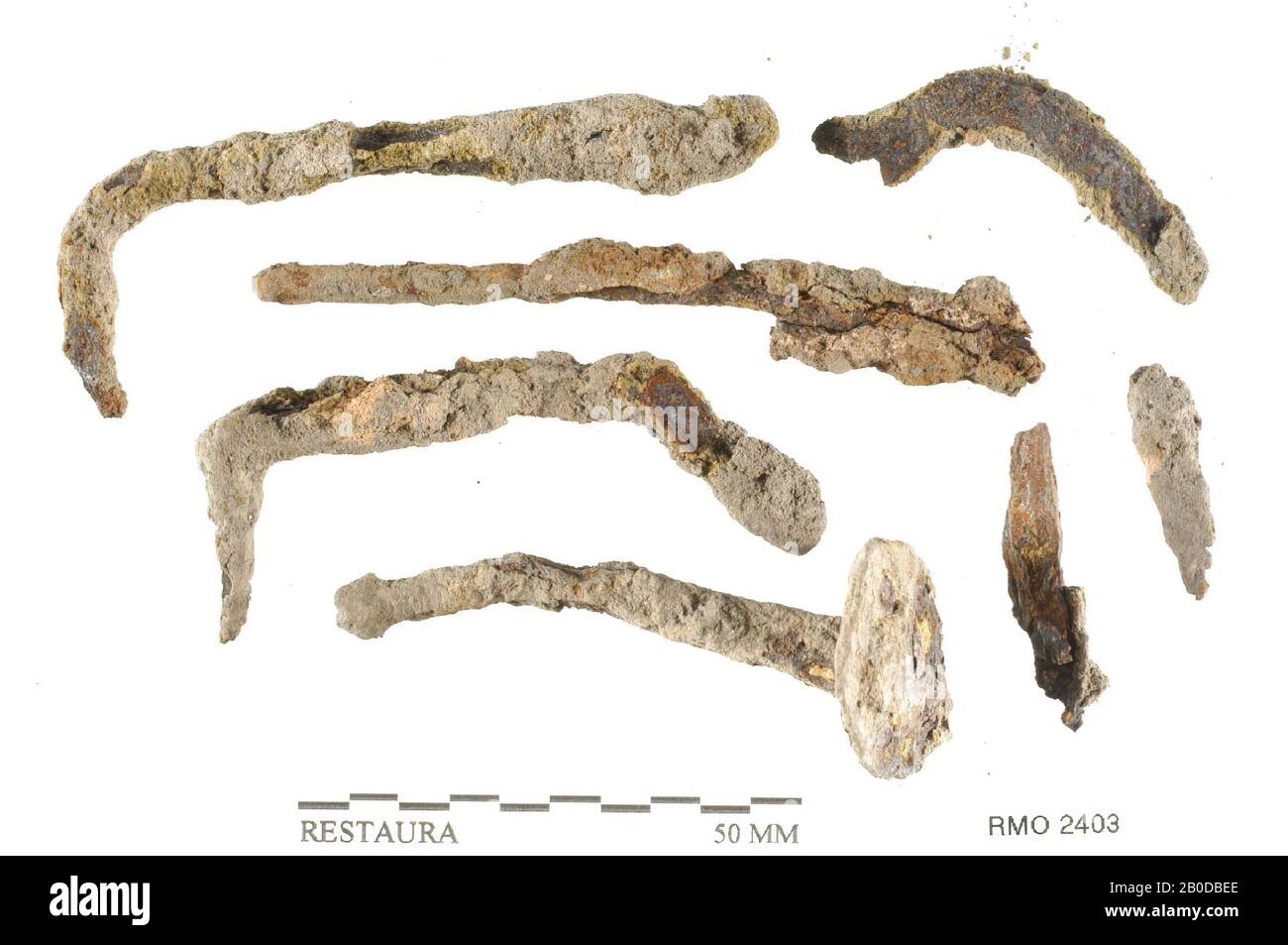 Niederlande Mittelalter, Hefter, Nagel 3x, Eisen, 6,1 x 1,1, 5,8 x 2,5, 7,3 x 1,1, 8 x 0,6 cm, x, Niederlande, Utrechter, Wijk bij Duurstede, Wijk bij Duurstede, Dorestad Stockfoto