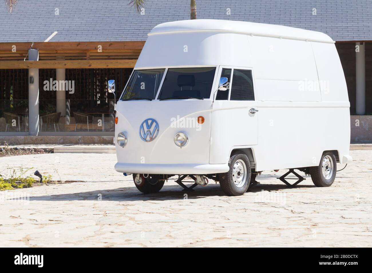 Bavaro, Dominikanische Republik - 15. Januar 2020: Weißer Volkswagen Typ 2, individuelle Änderung des Geschäftsbusses. Leichtes Nutzfahrzeug steht auf einem Stadtgequar Stockfoto