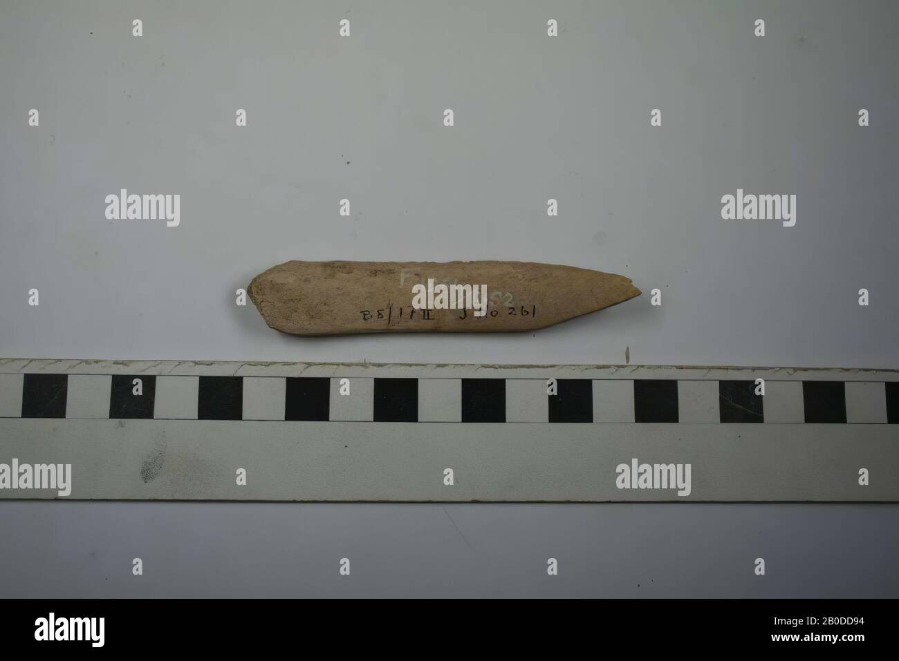 Shuttle, Bein aus Knochen, Shuttle, Bein, 8,7 x 1,8 cm, Meroitische Periode, 2. Bis 4. Jahrhundert A.D., Ägypten Stockfoto