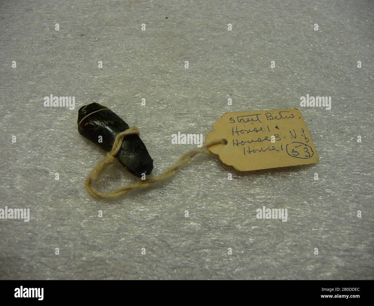 Becher, Fuß, Fragment, Bruchstück des Fußes des grünen Tassenglases mit gelbem Draht um ihn herum, Becher, Fuß, Fragment, Glas (grün Stockfoto