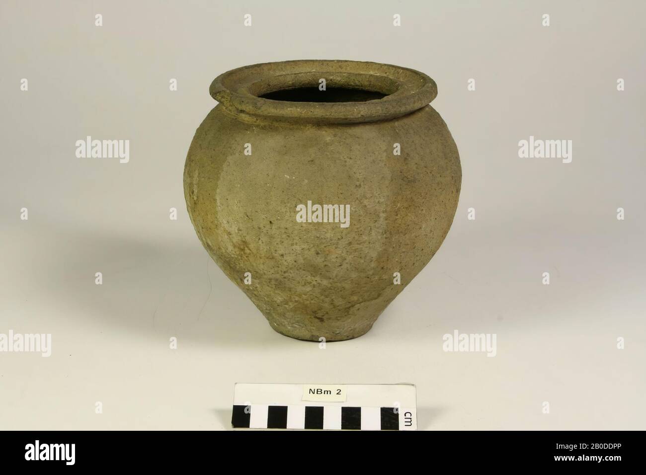 Urne von raubwandigen Steingut. Chip aus dem Mund, Urne, Steingut, h: 16,7 cm, Durchm: 17,5 cm, Deutschland Stockfoto