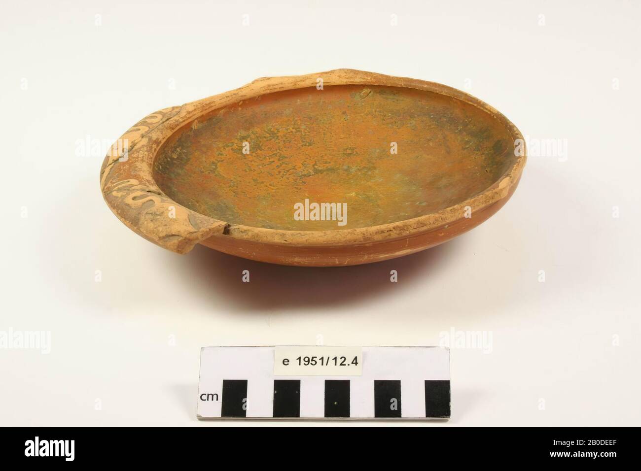 Schüssel aus Terra Sigillata mit Barbotindekoration am Rand. Niederbieber Typ 4B. Der Standring und ein Teil der Felge fehlen. Starke Oberflächenschäden, Verleimen am Rand., Schüssel, Steingut, Terra Sigillata, h: 4,6 cm, Diam: 21 cm, roman Ende 2. Jahrhundert AD, Niederlande, Gelderland, Nijmegen, Nijmegen Stockfoto