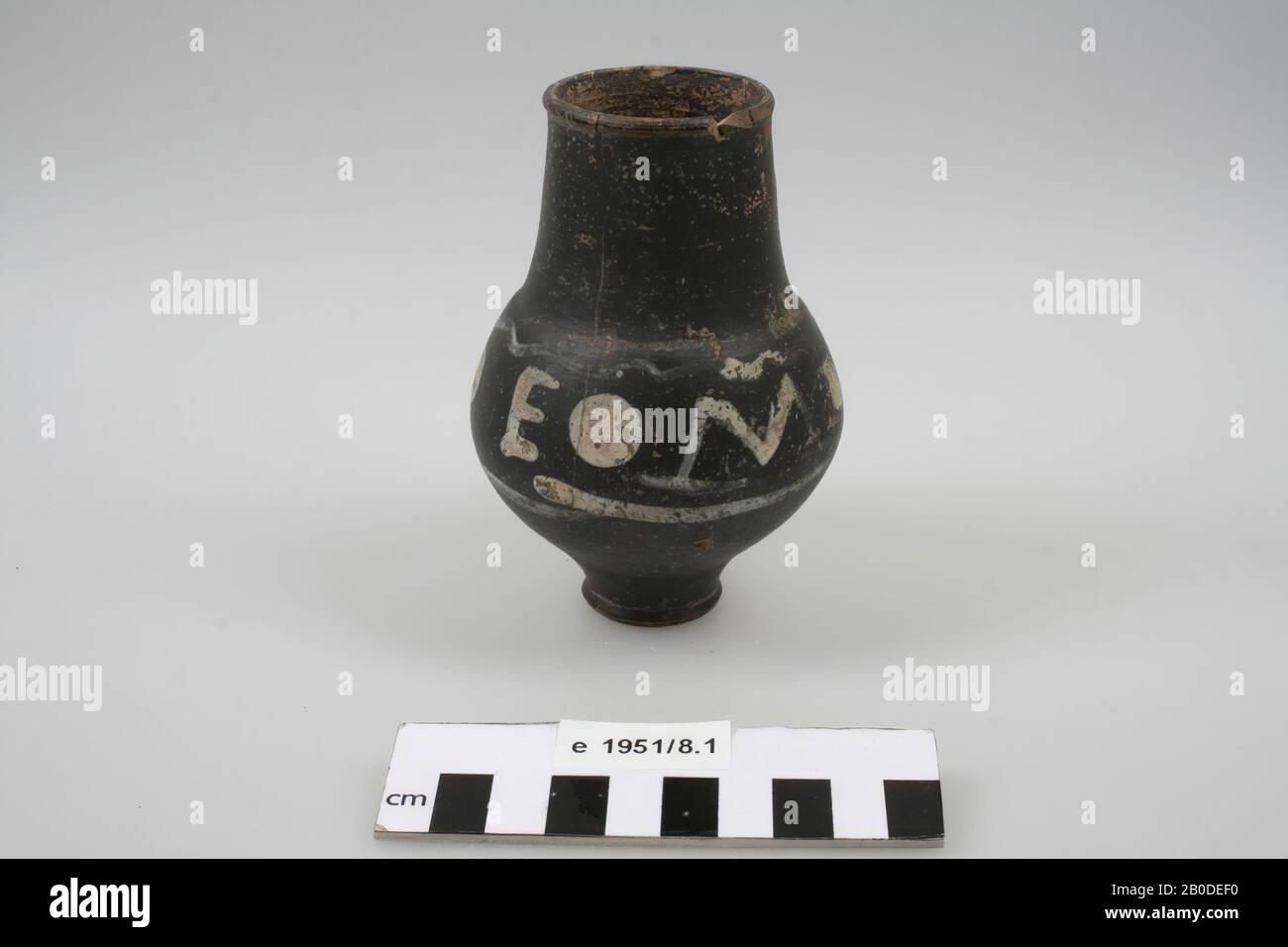 Goblet aus schwarz lackiertem Steingut mit der Aufschrift MISCE. Kleiner Schaden am Rand, vertikaler Riss vom Rand, Becher, Steingut, h: 11,7 cm, Diam: 7,8 cm, roman, Niederlande, Gelderland, Nijmegen, Nijmegen Stockfoto