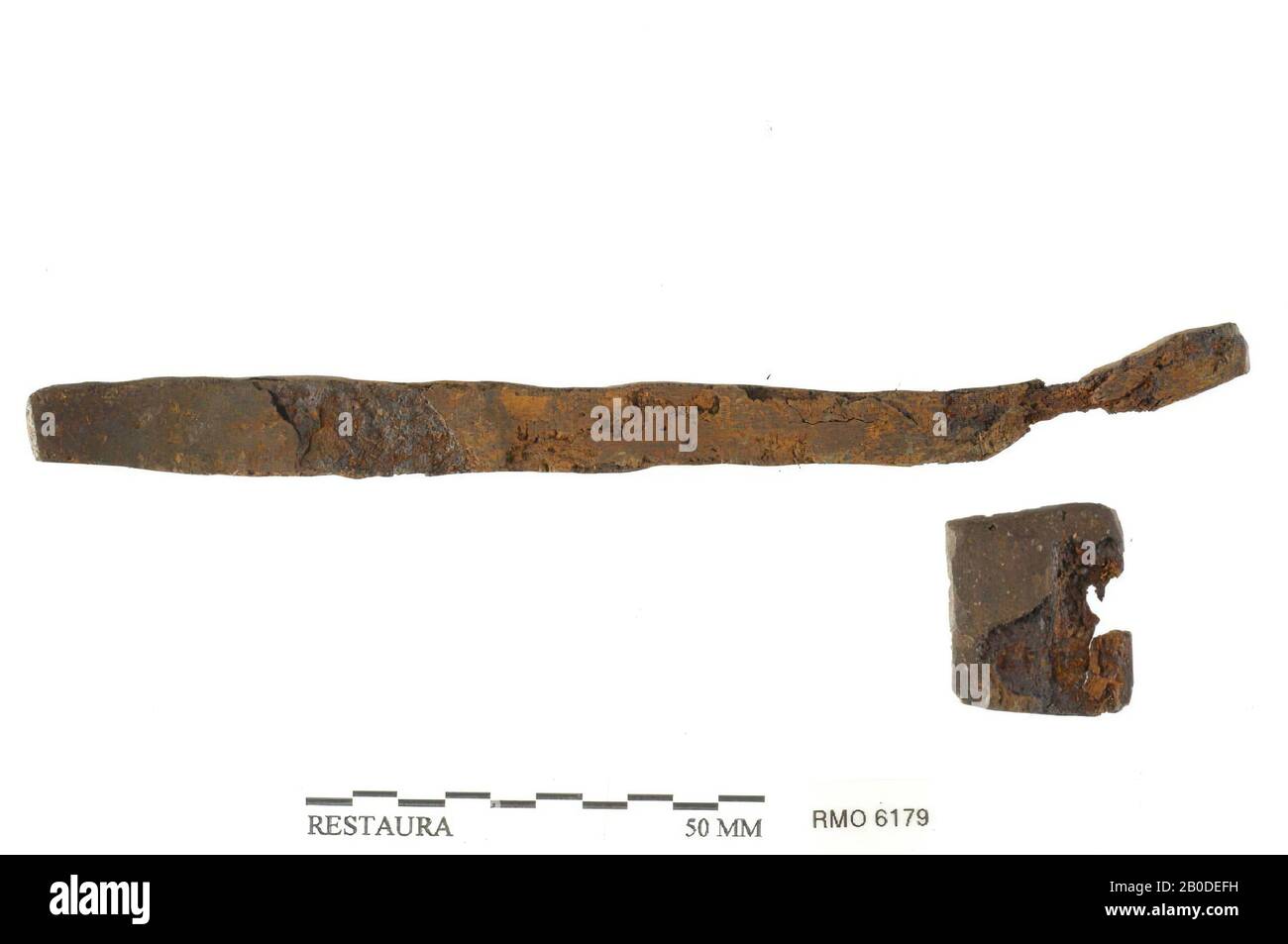 Niederlande Mittelalter, Streifen, Plattenfragment, Eisen, 13,2 x 1,0 cm, 2,2 x 2,0 cm, x, Niederlande, Utrechter, Wijk bij Duurstede, Wijk bij Duurstede, Dorestad Stockfoto
