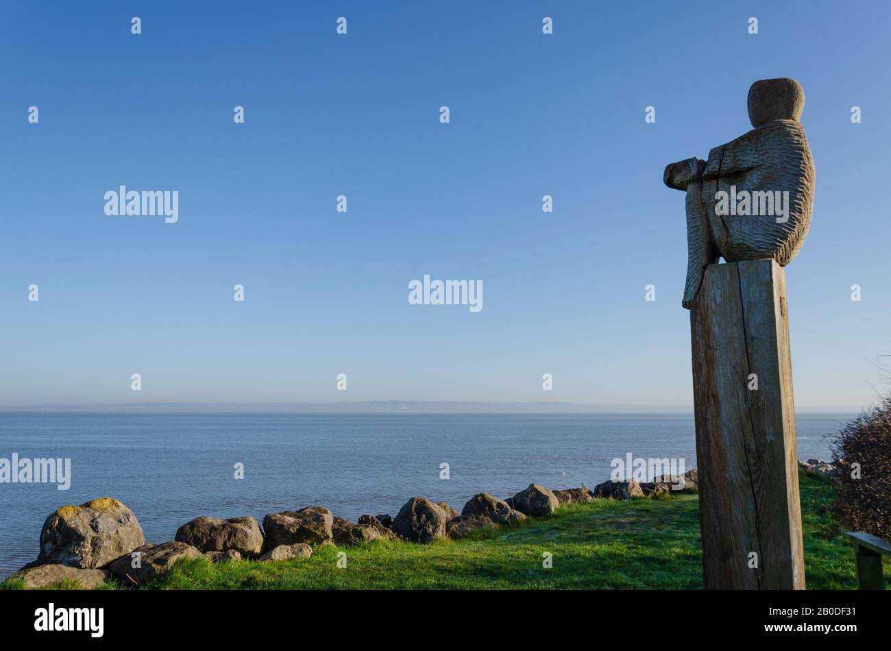 Greenfield, Flintshire, Großbritannien: 6. Februar 2020: The Lookout ist eine geschnitzte Holzskulptur von Mike Owens. Die Skulptur blickt auf die Flussmünde des Flusses Dee im Norden Stockfoto