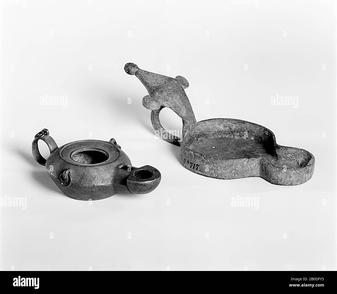 Bronzelampe (Roman). Es hat 3 Ringe mit Ketten zum Aufhängen, Öllampe, Metall, Bronze, Länge: 9 cm, Roman 1-300 AD, Niederlande, Gelderland, Nijmegen, Nijmegen, Waal Stockfoto