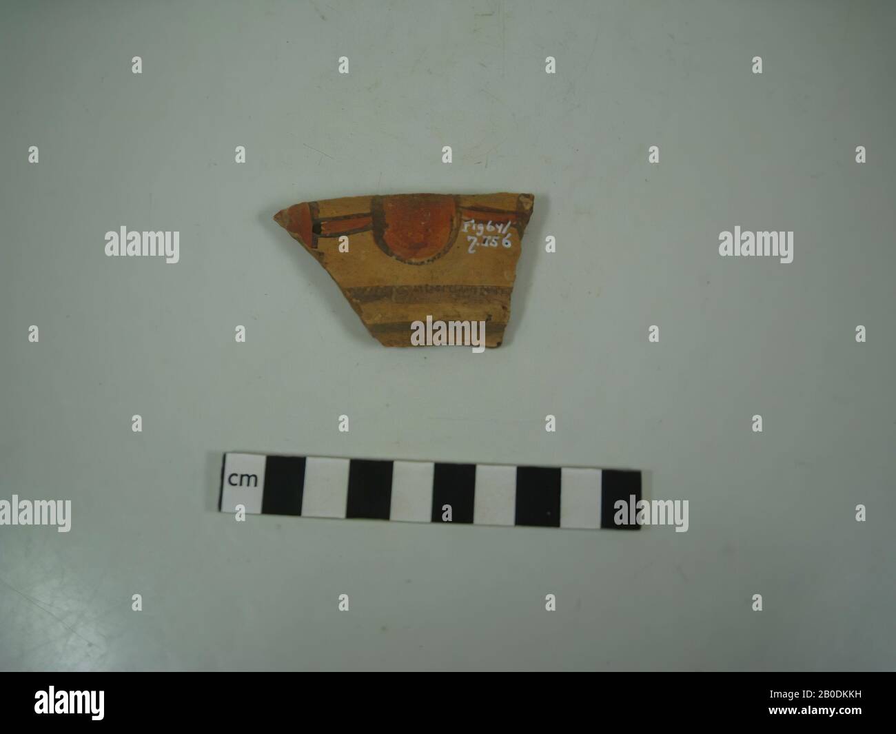 Shard, Beige, Bandmotiv, braun, kreisförmiges Muster, rot, dünn beige True, orangefarbene Oberfläche, graubraunes Astmotiv, vertikal, Shard, Steingut, 3,5 x 5, Meroitische Zeit, 2. Bis 4. Jahrhundert A.D., Ägypten Stockfoto