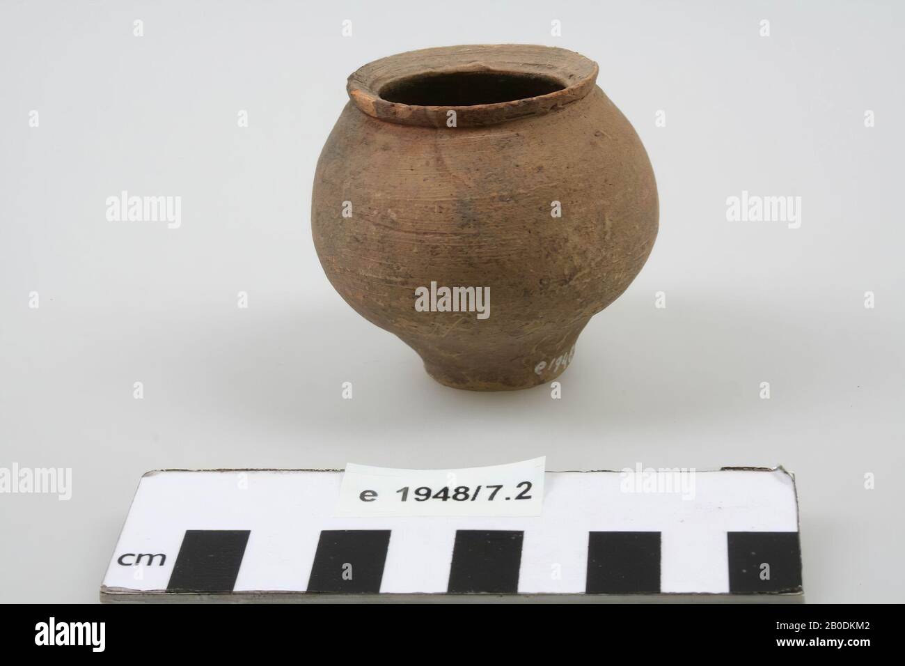 Becher aus lackiertem Steingut mit schlaffem Rand. Typ Hofheim 85 mit höherem Fuß. IC-IIa., Cup, Steingut, h: 5,6 cm, Diam: 6,2 cm, roman 50-125, Niederlande, Gelderland, Nijmegen, Nijmegen Stockfoto