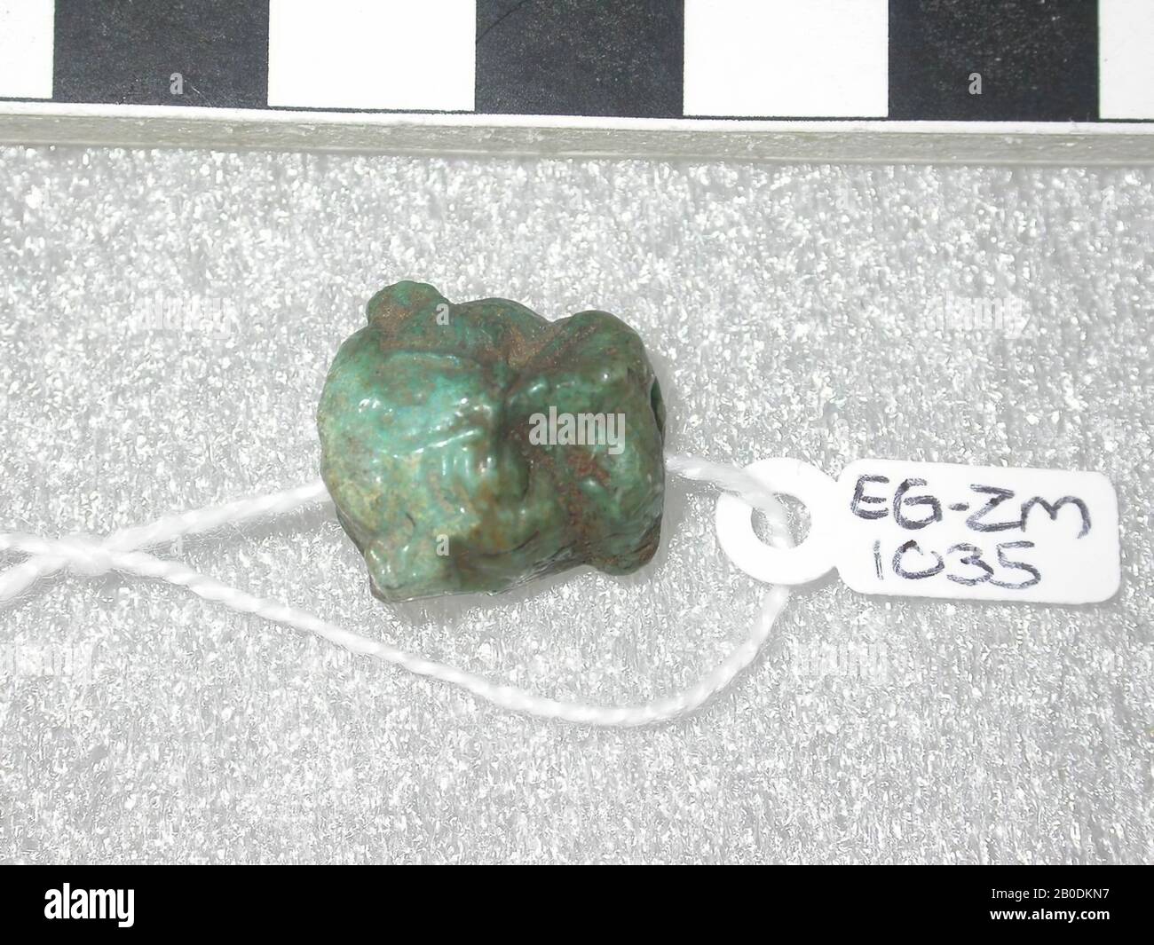 Linderung, Leopardenkopf, Amulett, Tier, Faienz, 1,6 cm, Ägypten Stockfoto