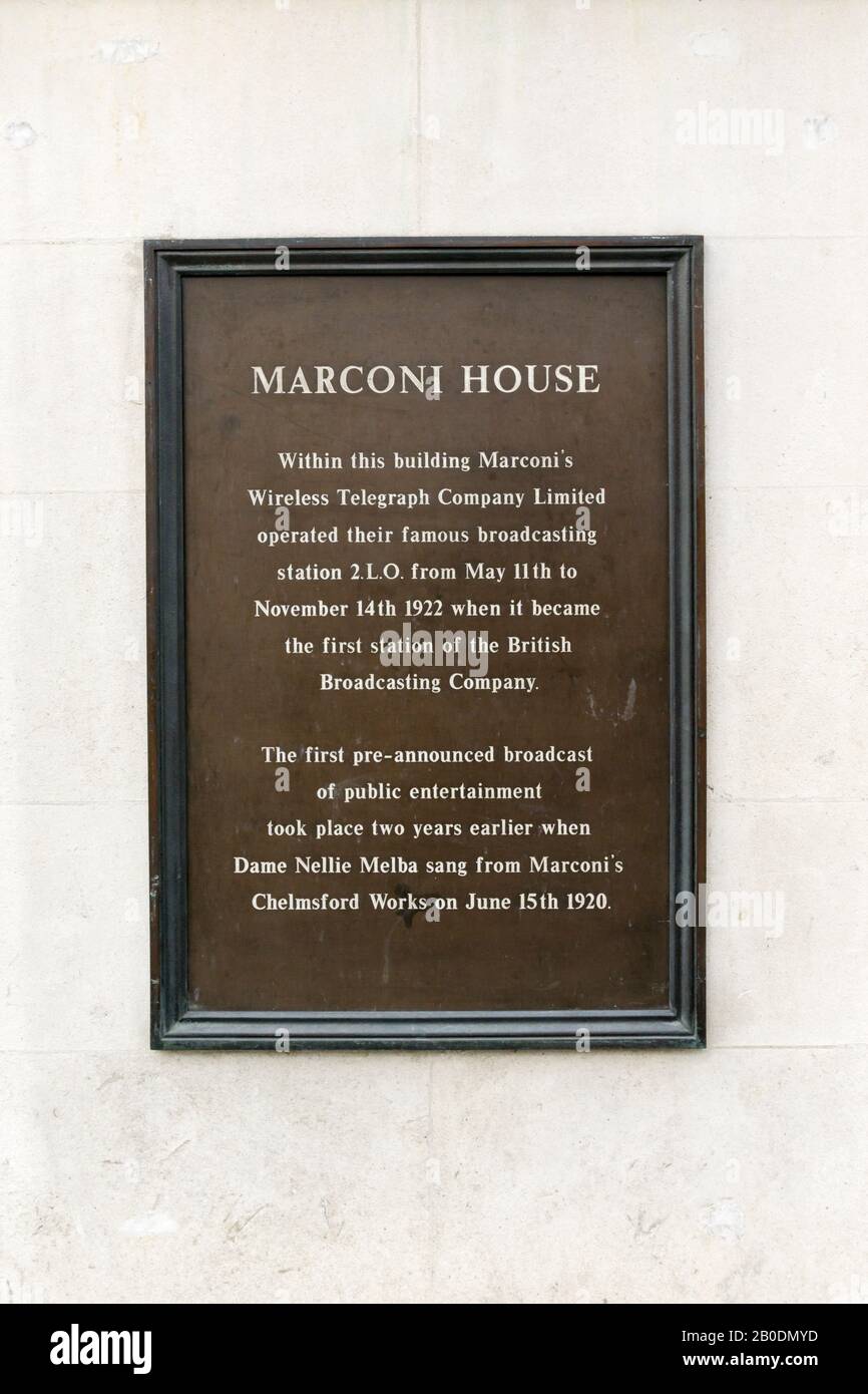 Plaque on Marconi House zeichnet den Radiosender 2LO der Wireless Telegraphy Company auf, der dort seinen Sitz hatte und zum Vorreiter der BBC wurde. Stockfoto
