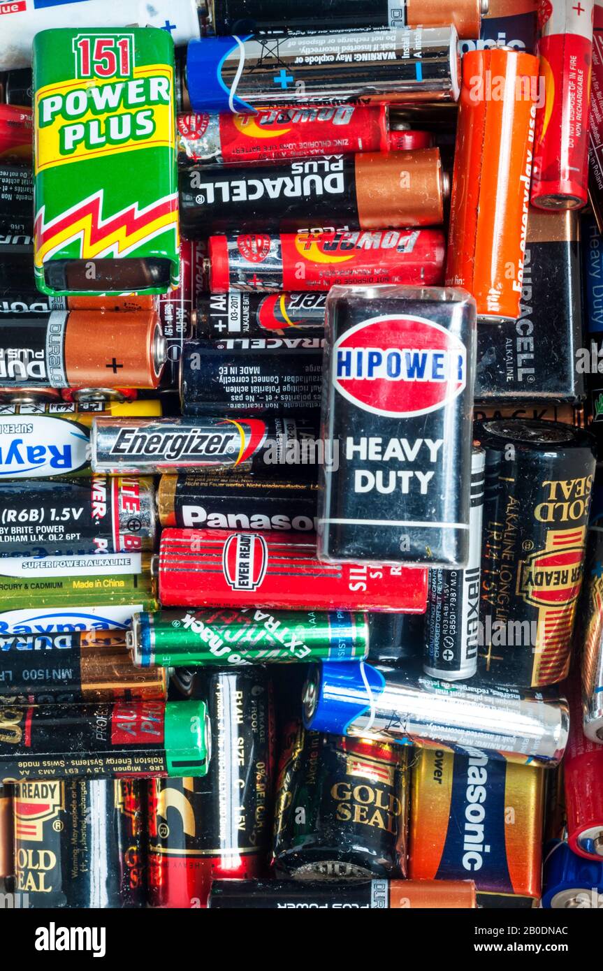 Eine Sammlung alter undichter Batterien, die recycelt werden sollen. Stockfoto