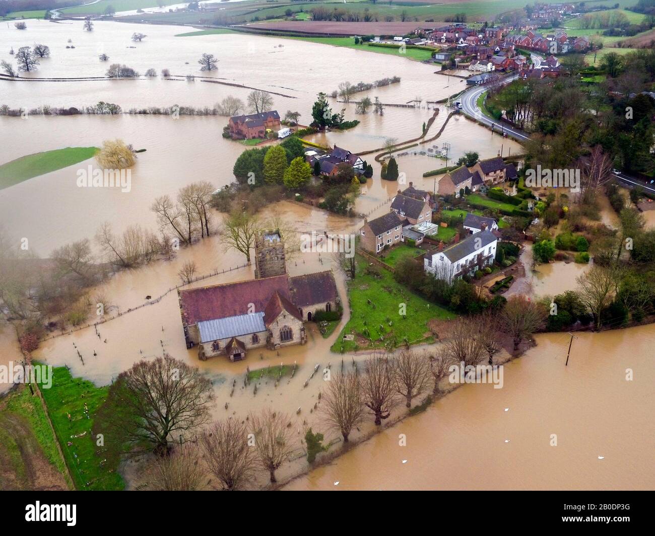 Das Hochwasser umgibt Severn Stoke in Worcestershire nach dem Sturm Dennis weiter. Stockfoto