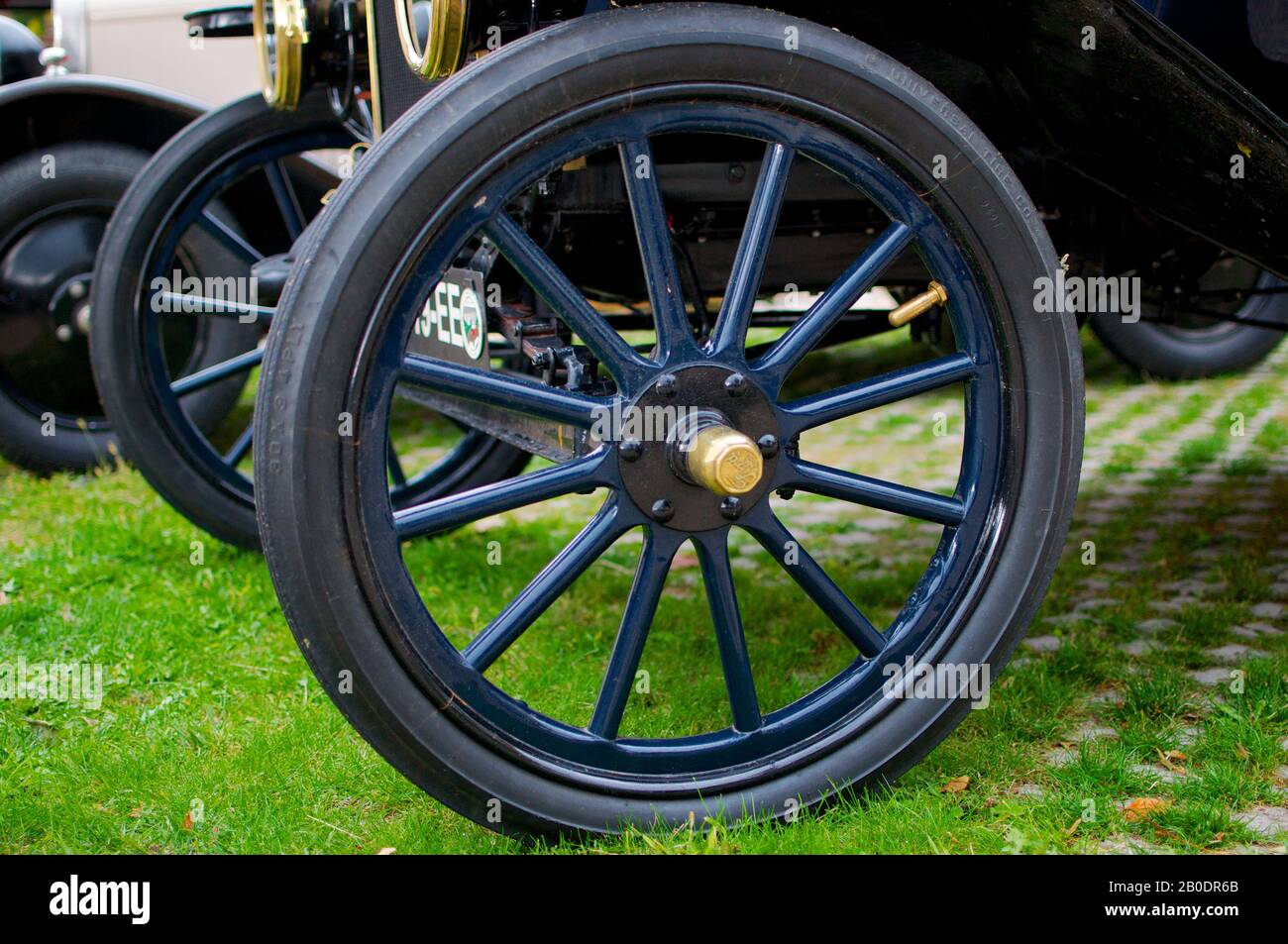 Die Hinterräder eines auf dem Parkplatz geparkten alten Autos. Der Oldtimer. Stockfoto