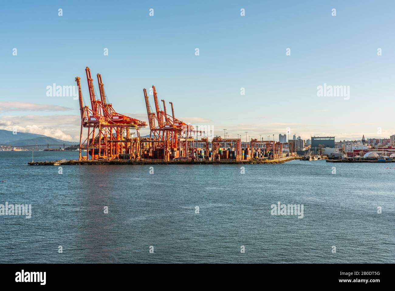 Vancouver, British Columbia, Kanada - Dezember 2019 - Schöner Blick auf den Containerterminal Centrem, Hafen von Vancouver, an einem blauen Himmelstag. Stockfoto