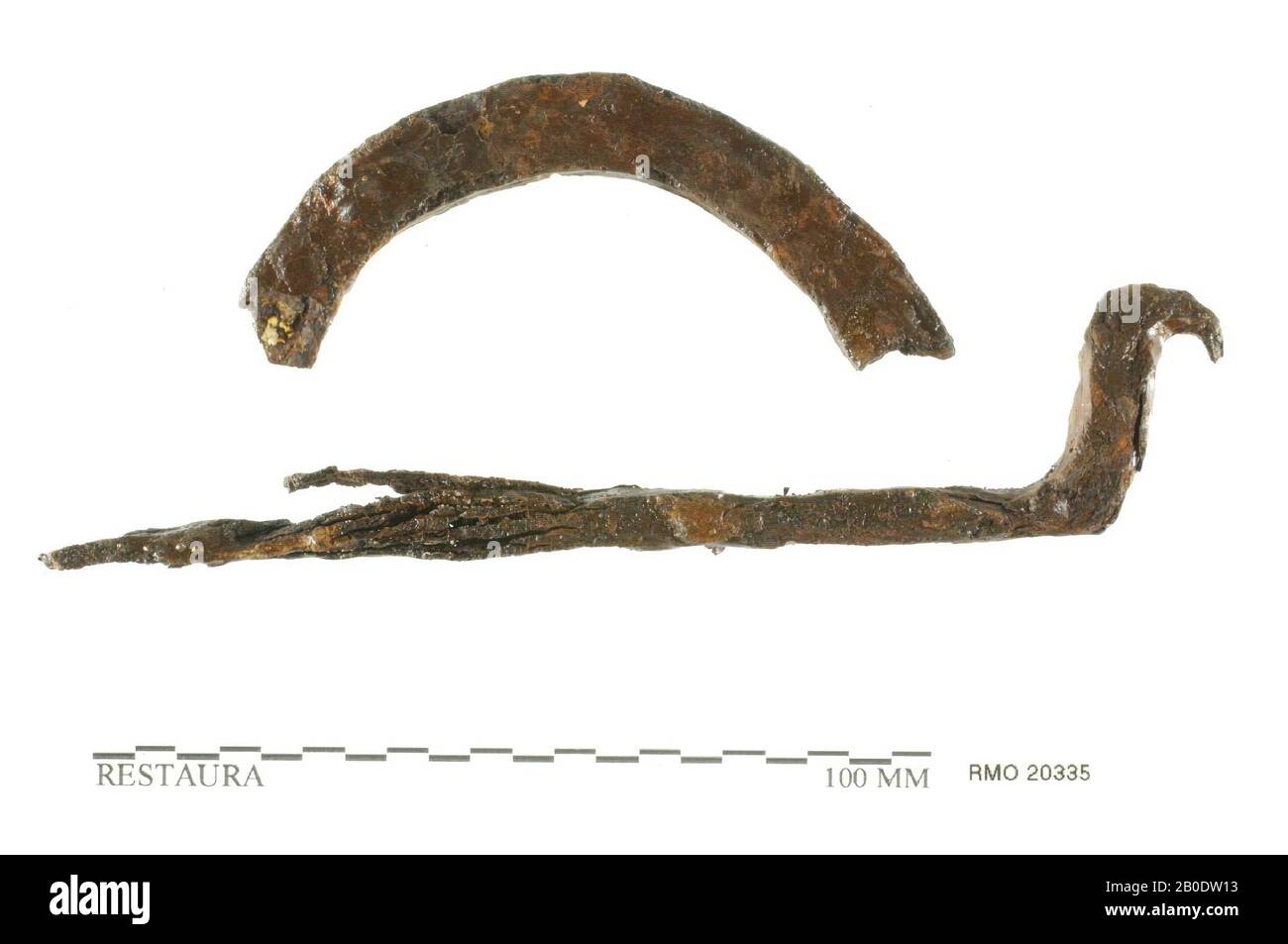 Niederlande Mittelalter, Teil der Heftklammer, Teil der gebogenen Streifen, Eisen, 13,9 x 1,4 cm, 7,1 x 1,2 cm, x, Niederlande, Utrechter, Wijk bij Duurstede, Wijk bij Duurstede, Dorestad Stockfoto