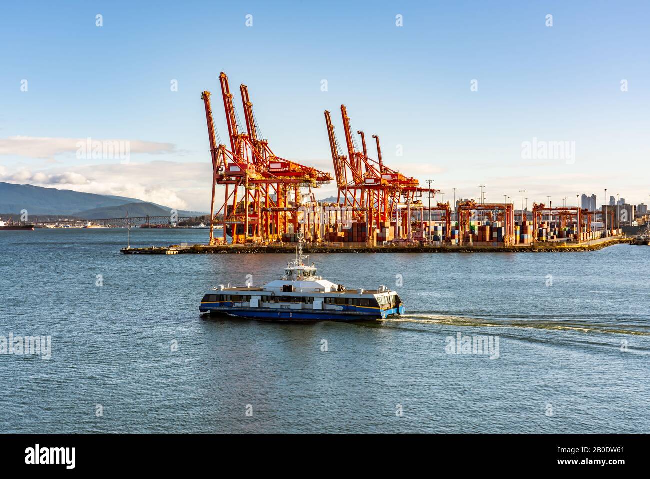 Vancouver, British Columbia, Kanada - Dezember 2019 - Schöner Blick auf den Containerterminal Centrem, Hafen von Vancouver, an einem blauen Himmelstag. Stockfoto