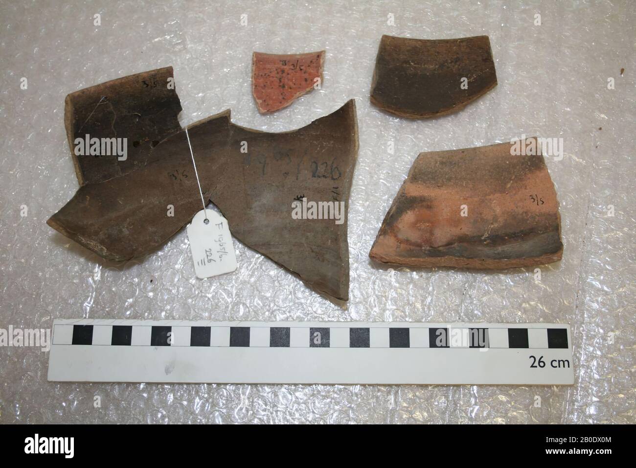 Ägypten, Fragment, Topf, Steingut, 1, 7 x 10 cm, Ø = 18, 2, 4,5 x 6,5 cm, Ø = 16, 3:13 x 15,5 cm, Ø = 18, 4, 3 x 4 cm, Ø = 9, meroitische Periode, 2. Bis 4. Jahrhundert n. Chr., Ägypten Stockfoto