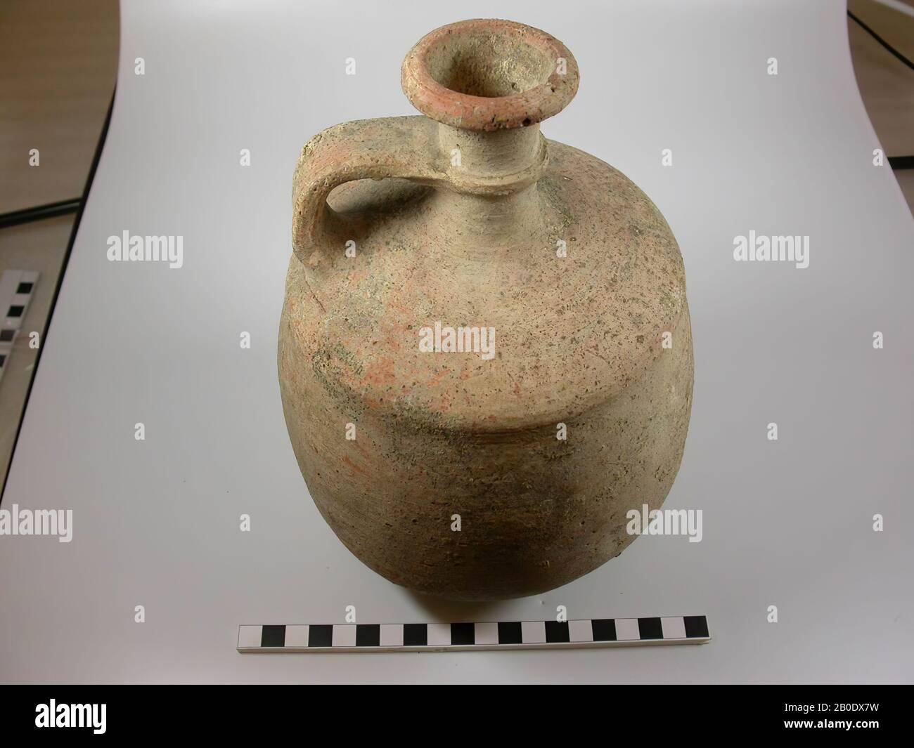 Uralter Naher Osten, Geschirr, Steingut, D max 15,8 cm, H 24,6 cm, D-Hals 5 cm, D-Fuß 7,2 cm, Eisenzeit IIA 925-722 v. Chr., Palästina Stockfoto