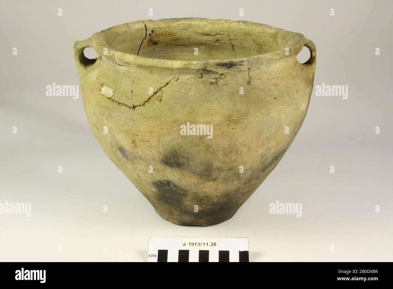 Niederländische Römerzeit, Urne, Steingut, h, 20,8 cm, Durchm, 26 cm, mit Ohr, roman, Niederlande, Friesland, Súdwest Fryslân, Kimswerd Stockfoto