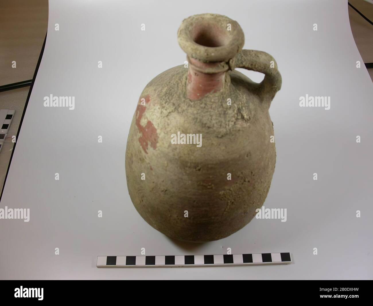 Uralter Naher Osten, Geschirr, Keramik, D max. 14,5 cm, H 23,4 cm, D-Fuß 6,1 cm, D-Hals 4,7 cm, Eisenzeit IIA 925-722 v. Chr., Palästina Stockfoto