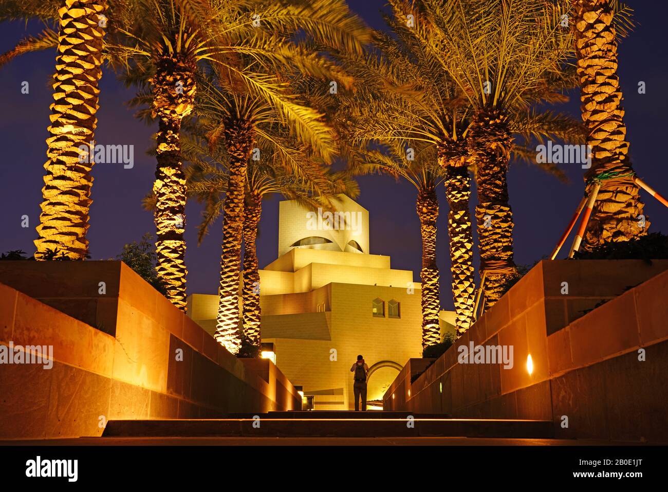 DOHA, Qatar-11 Dez 2019 - Nacht Blick auf die berühmten Museum für Islamische Kunst Gebäude, entworfen vom Architekten I.M.Pei, eröffnet im Jahr 2008, die in Doha entfernt Stockfoto