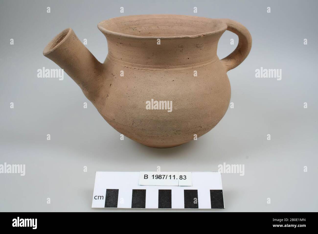 Uralter Naher Osten, Geschirr, Steingut, H 12,6 cm, D 13,3 cm, L inkl. Griff und Ausguss 20,5 cm, D-Rand 12,6 cm, Eisenzeit 1200-600 v. Chr., Iran Stockfoto