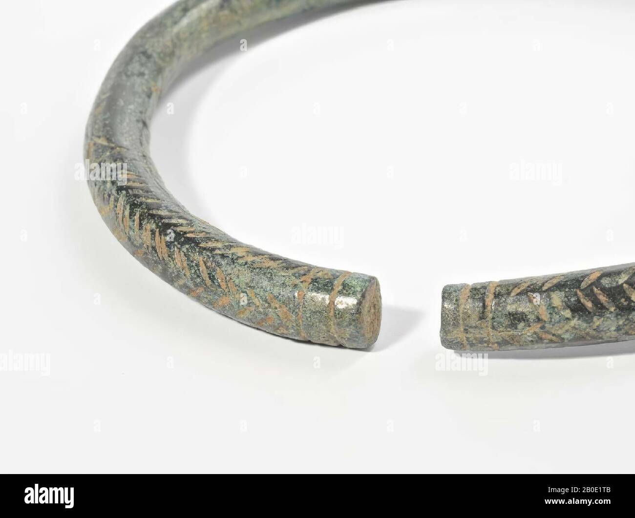 Ein offenes Armband aus Bronze, beide Enden haben eine geschnitzte Linienverzierung, Schmuck, Metall, Bronze, D 9 cm, Iran Stockfoto