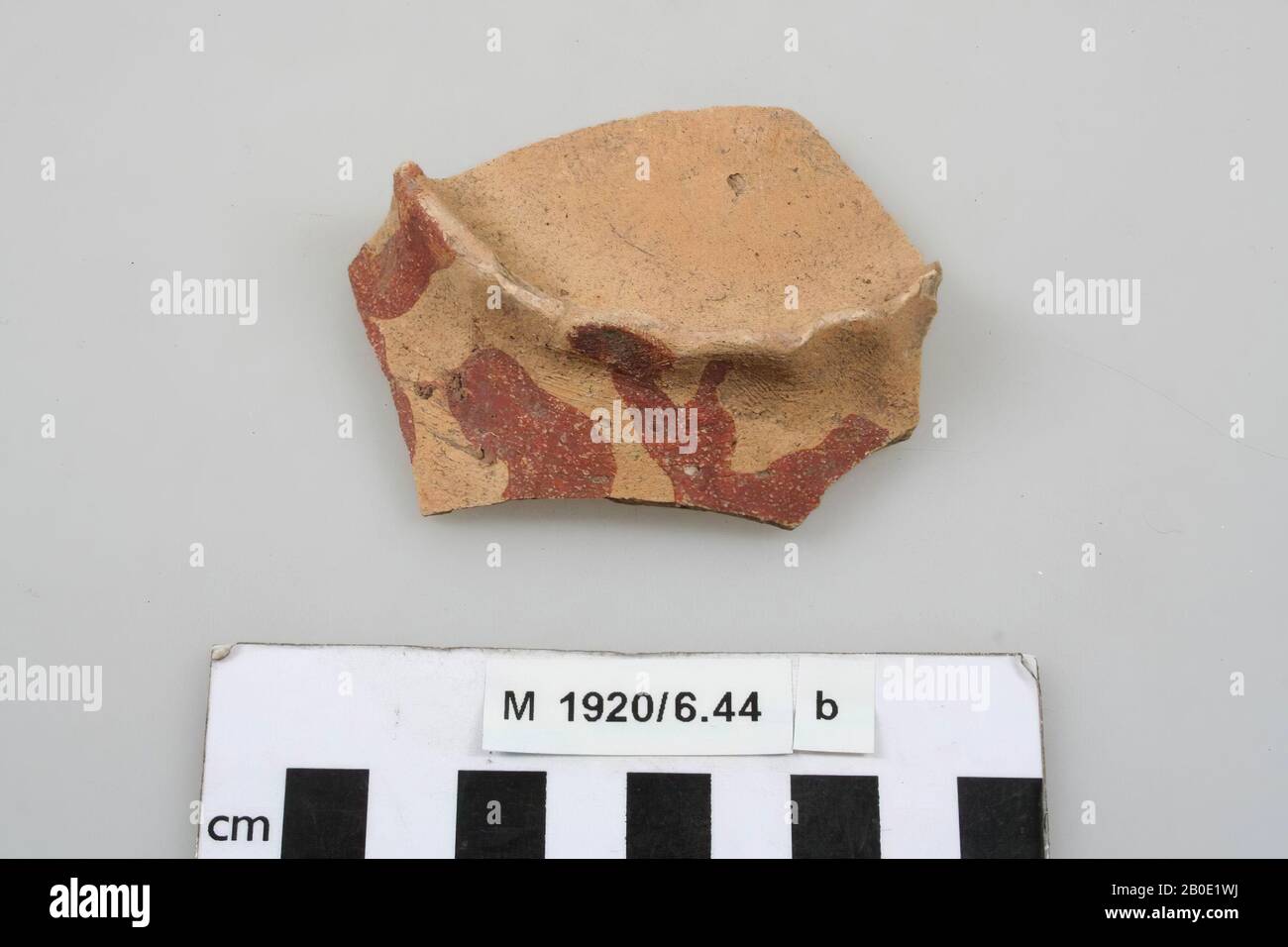 Schard eines Kugeltopfes aus Pingsdorfer Töpferei mit eingeklemmtem Fuß, Schard, Töpferei (Pingsdorf), 6,5 x 7,5 cm, Mittelalterin, Deutschland, unbekannt, unbekannt, Hochelten Stockfoto