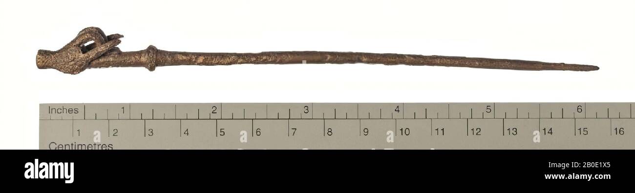 Ein bronzener Stift mit Kopf in Form eines Tieres (iber?), Schmuck, Metall, Bronze, L 15,7 cm, Iran Stockfoto