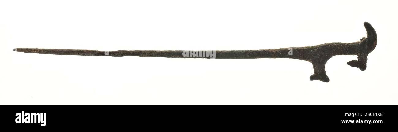 Ein Bronzestift mit einem Kopf in Form einer Ziege. Eine Hupe wurde abgeschnitten. Unter diesem Kopf ist ein Tierkopf abgebildet, Schmuck, Metall, Bronze, L 19 cm, Iran Stockfoto