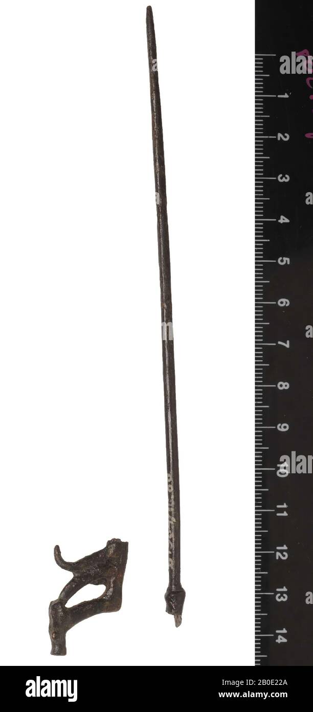 Ein sehr länglicher, nach unten verjüngender Stift, Spitze unten. Oben in der Erweiterung zuerst ein Klumpenprofil, dann ein Phantasietier: Ein Seeungeheuer? Mit hoher, doppelt gewölbter Rückenfin, spindelförmigem Fuchskopf, sehr langem gebogenem Hals und scharfem Knick zwischen Hals und langem Rohrkörper. Der Abstand zwischen Hals und vorderer Rückenflossen ist offen und bildet eine Art Auge. Massiver Guss und fein verarbeitet. Abgesehen von einigen Beugungen des Bolzens und einer lokalen Schmutzwiederherstellung intakt. Gereinigt., Schmuck, Metall, Bronze, Massivguss, L 17,4 cm, W 1,8 cm, Eisenzeit 900-600 v. Chr., Iran Stockfoto