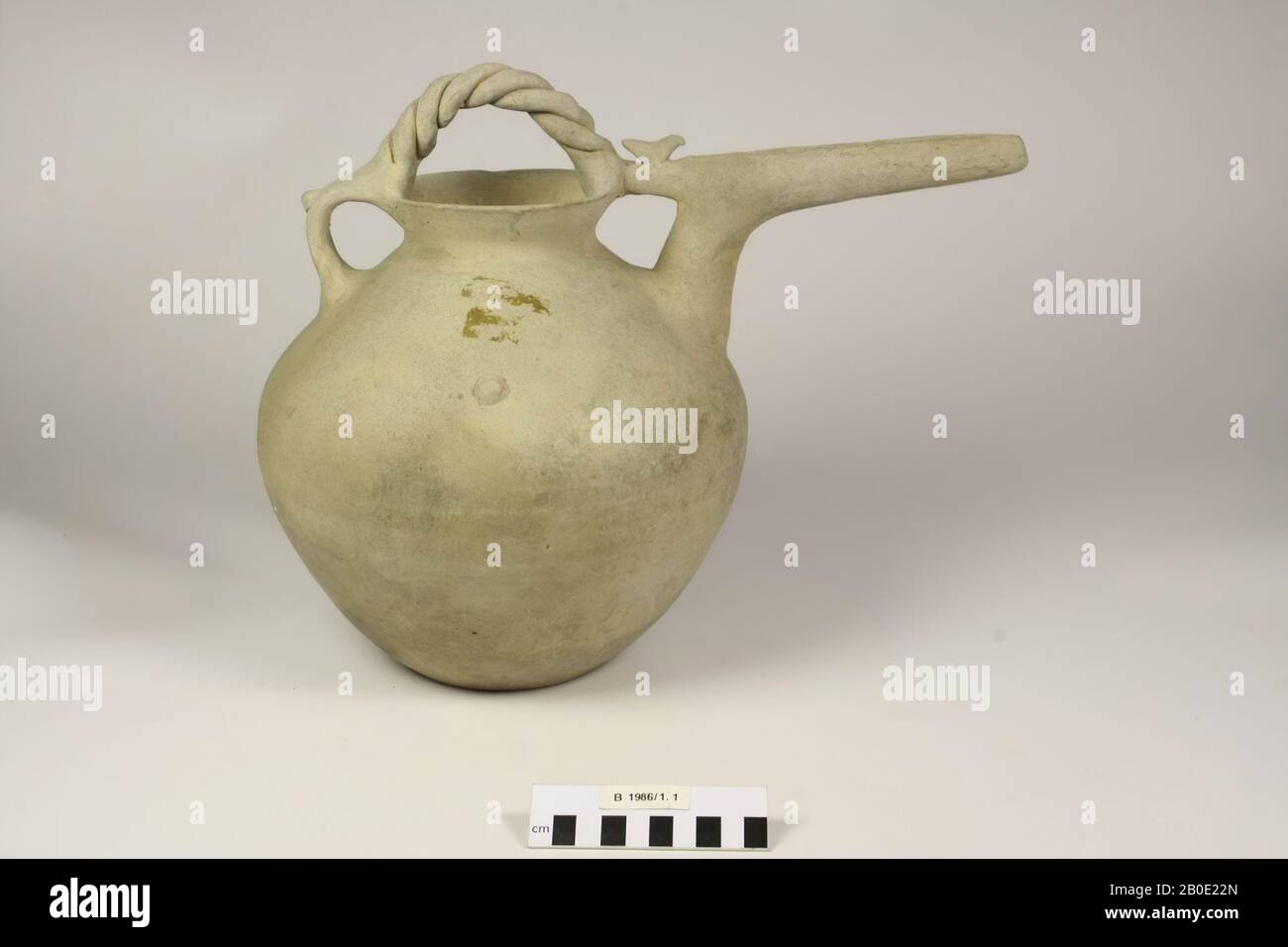 Uralter Naher Osten, Geschirr, Steingut, H 30 cm, D 24,5 cm, W inkl. Ausguss 37,7 cm, D-Ausschnitt 11 cm, Standort, Iran Stockfoto