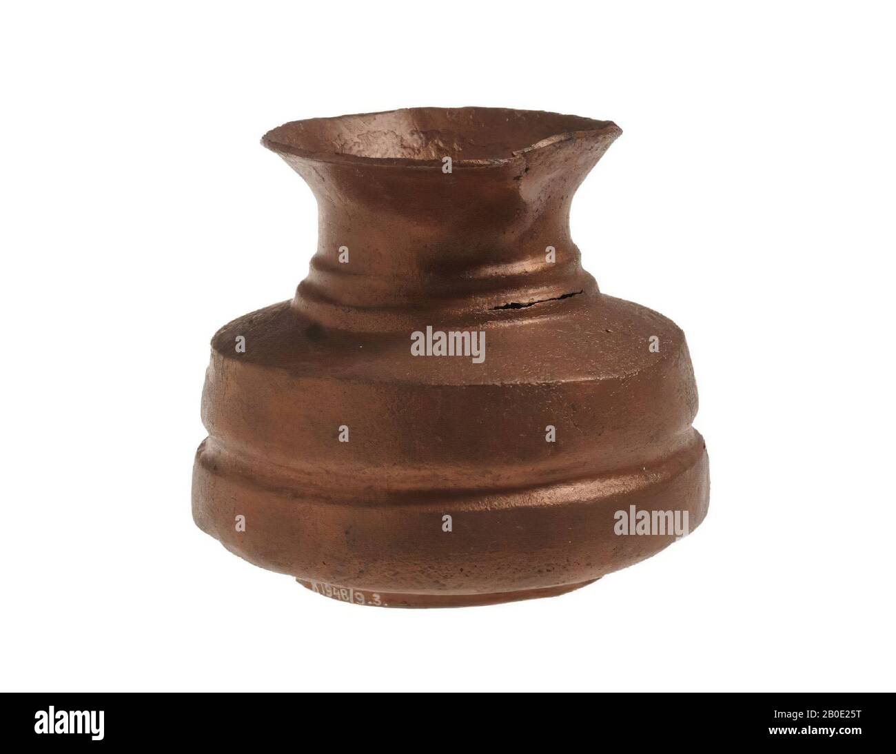 Eine bronzene Vase oder ein Topf mit flachem, scheibenförmigem Boden, breitem Hals und gebogenem Rand, Geschirr, Metall, Bronze, H 8,5 cm, Iran Stockfoto