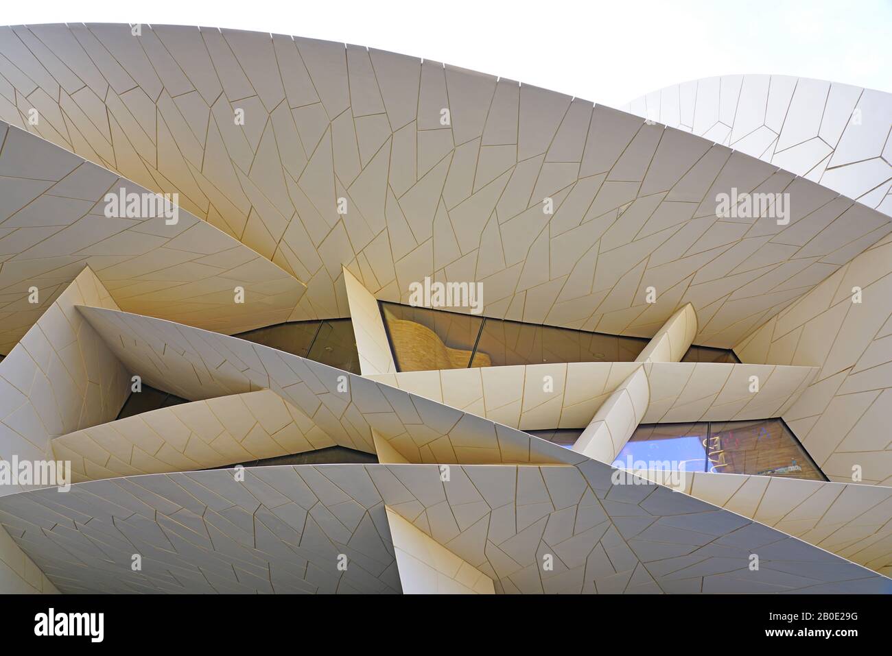 DOHA, Qatar-12 Dez 2019 - Ausblick auf das neue Museum der Qatar Gebäude vom Architekten Jean Nouvel entworfen, als Desert Rose, im Jahr 2019 eröffnet. Stockfoto