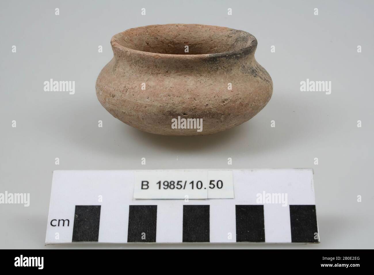 Eine beige biconische Steingutschüssel, Geschirr, Steingut, H 4,5 cm, D 8,9 cm, D-Ausschnitt 7 cm, Iran Stockfoto
