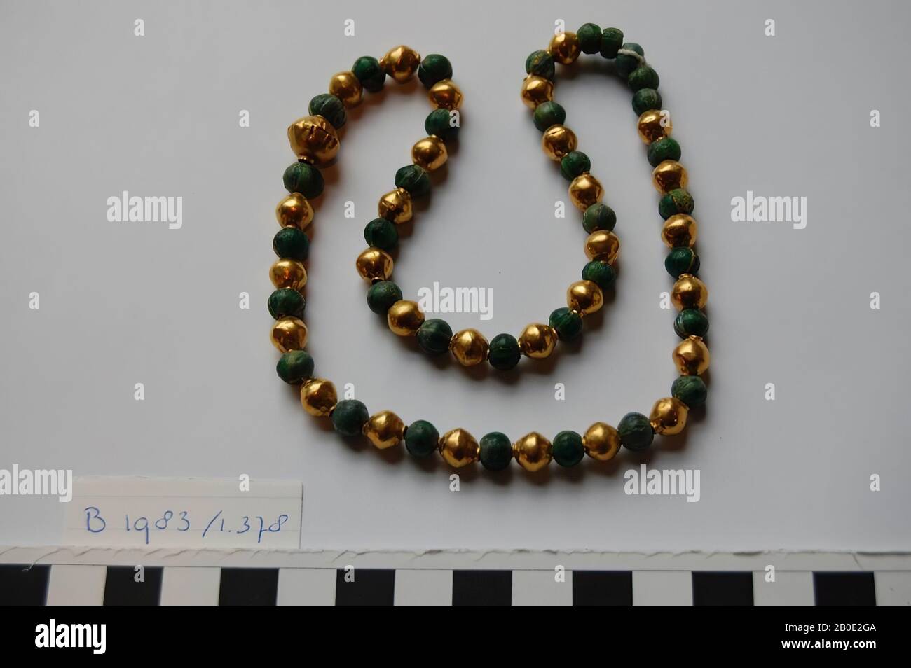 Eine Halskette mit 44 runden Perlen aus dunkelblauem Glas, Schmuck, Glas, D-Perlen 0,4-0,8 cm, Länge Kordel 39 cm, Achemenidenzeit 550-331 v. Chr., Iran Stockfoto