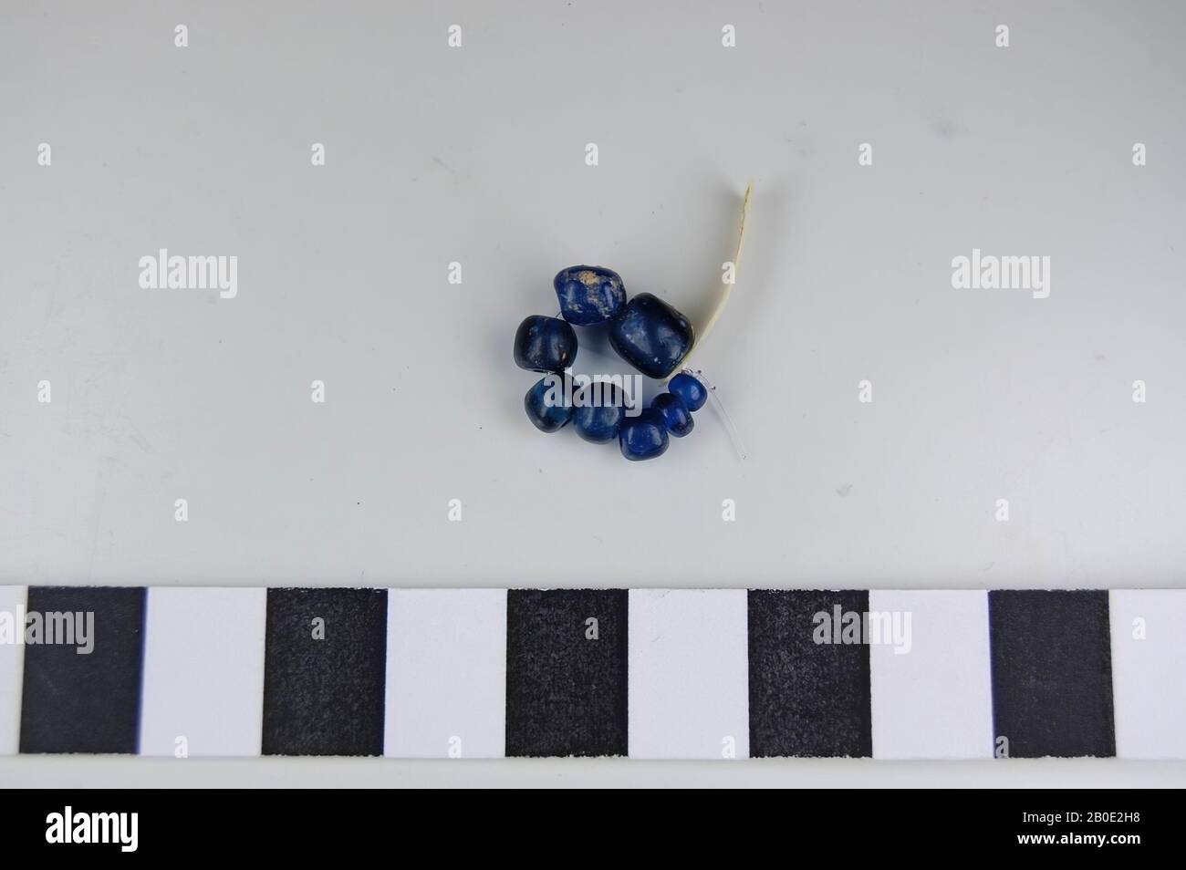 Eine Kette aus 8 runden Perlen aus dunkelblauem Glas, Schmuck, Glas, D-Perlen 0,3-0,6 cm, Iran Stockfoto