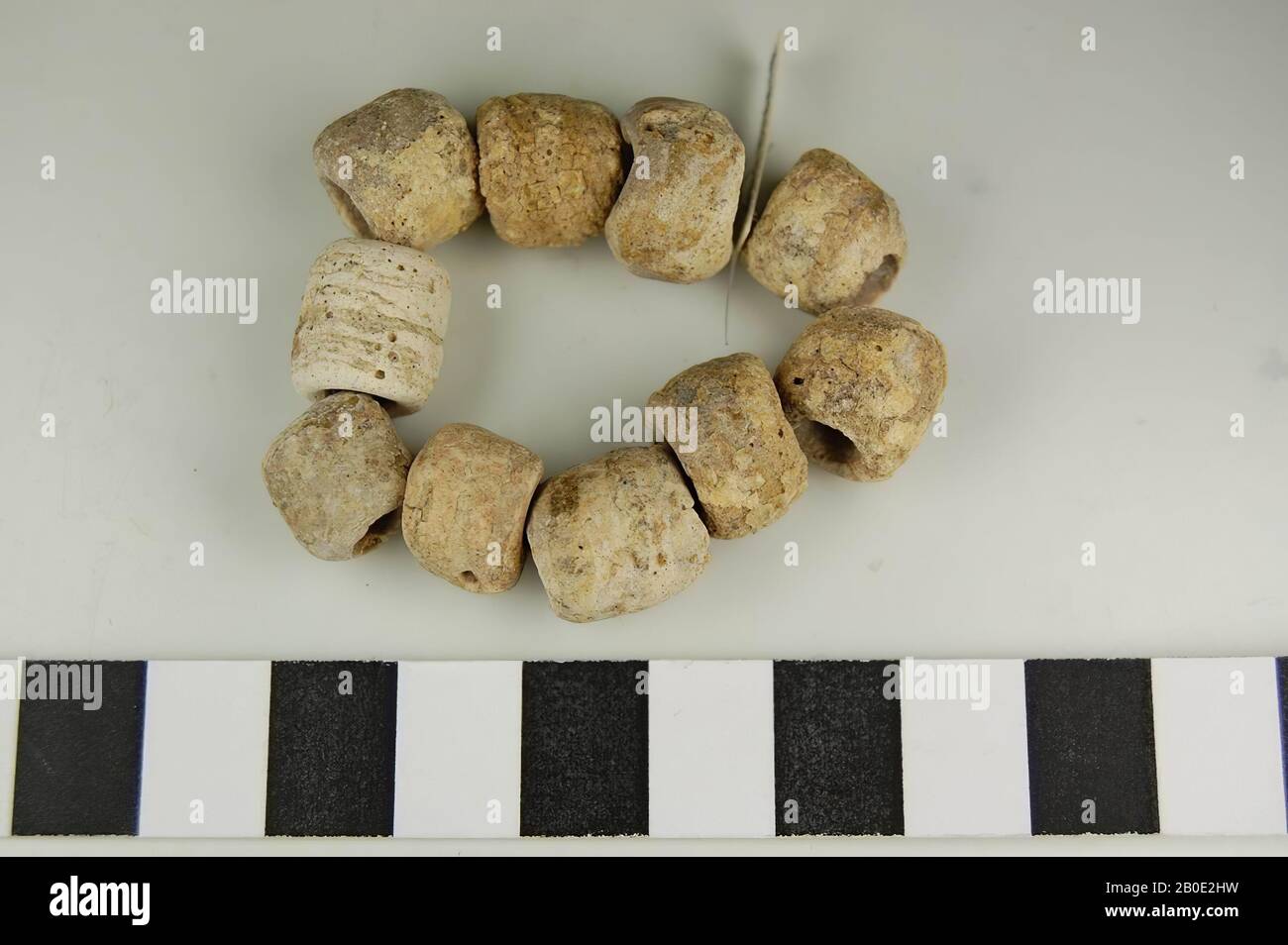 Eine Kette aus 10 runden Kügelchen mit Glassporen, Schmuck, Fritte, Glas, H-Perlen 1-1,4 cm, Iran Stockfoto