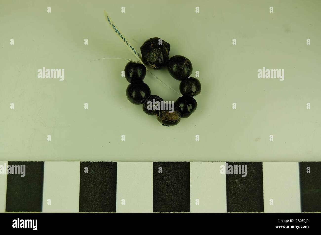 Eine Halskette mit 8 runden Perlen aus schwarzem Glas, Schmuck, Glas, D-Perlen 0,5-1 cm, Iran Stockfoto