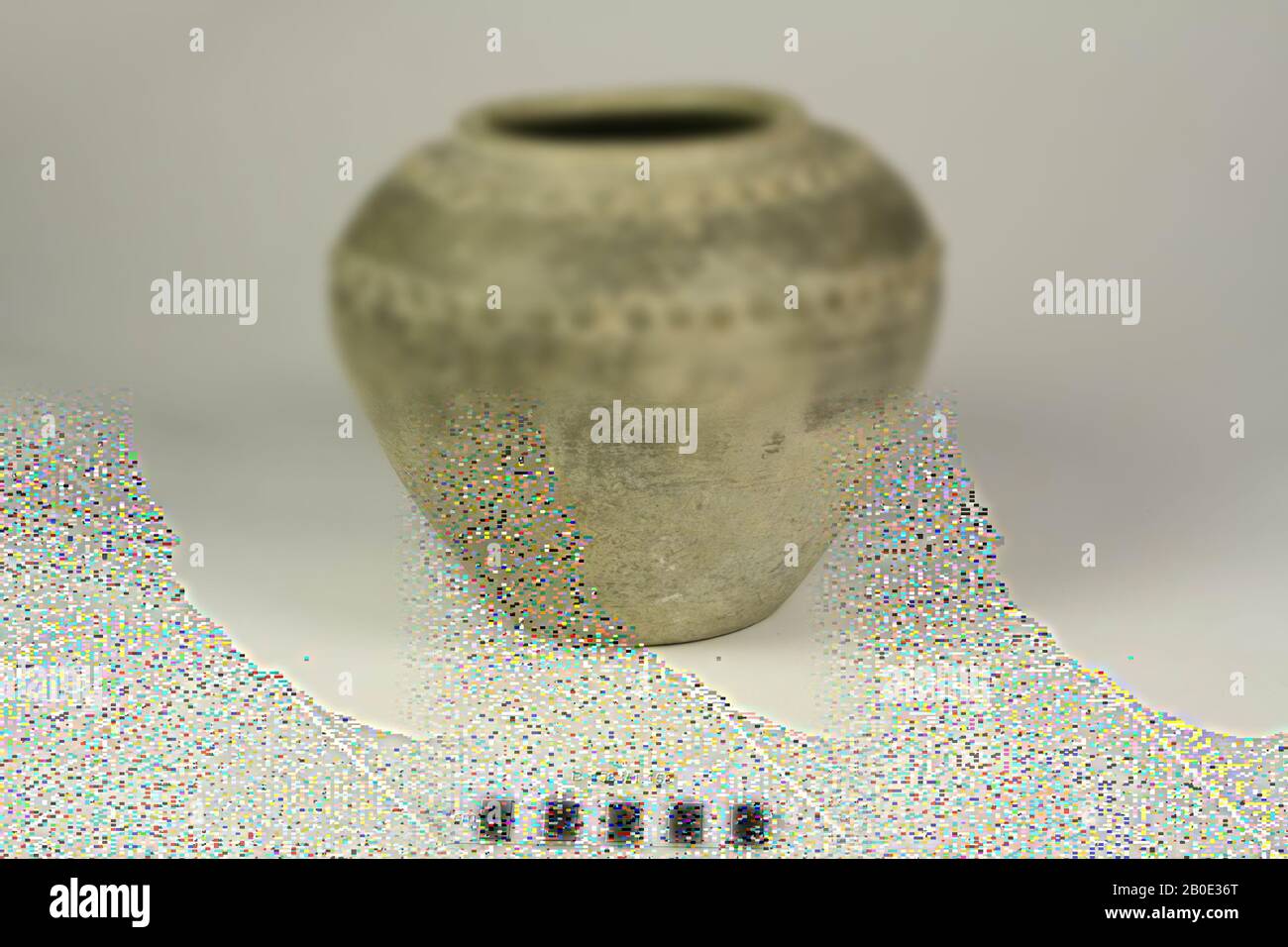 Eine Vase mit einem innen nach innen ausziehenden Rand. Das Objekt hat zwei Reihen auferlegten Bällen um Schulter und Hals., Geschirr, Steingut, H 19,3 cm, D 23,1 cm, D-Grenze 13,3 cm, Eisenzeit I 1100-1000 v. Chr., Iran Stockfoto