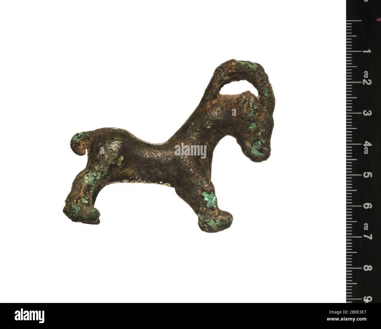 Eine bronzene Statuette aus einem Steinbock mit hohen nach hinten gebogenen Hörnern, Figurine, Metall, Bronze, L 6,5 cm, W 5,5 cm, Sasanid Periode 224-651 AD, Iran Stockfoto