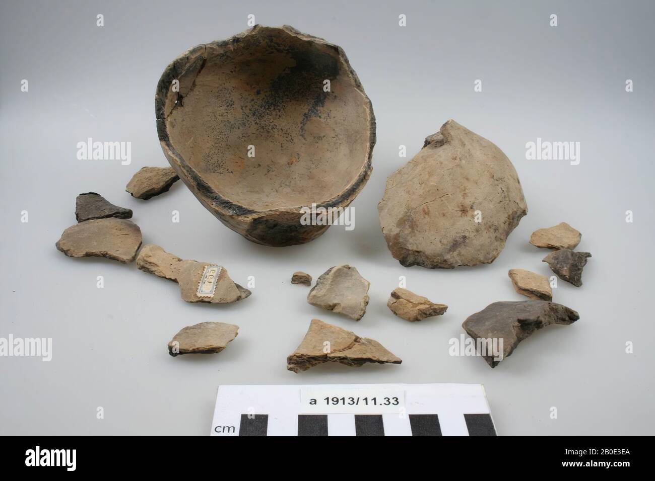 Niederländische Römerzeit, Urne, Keramik, Terpaware, h, 11 cm, Diam, 11,8 cm, größtes Fragment, roman, Niederlande, Friesland, Súdwest Fryslân, Kimswerd Stockfoto