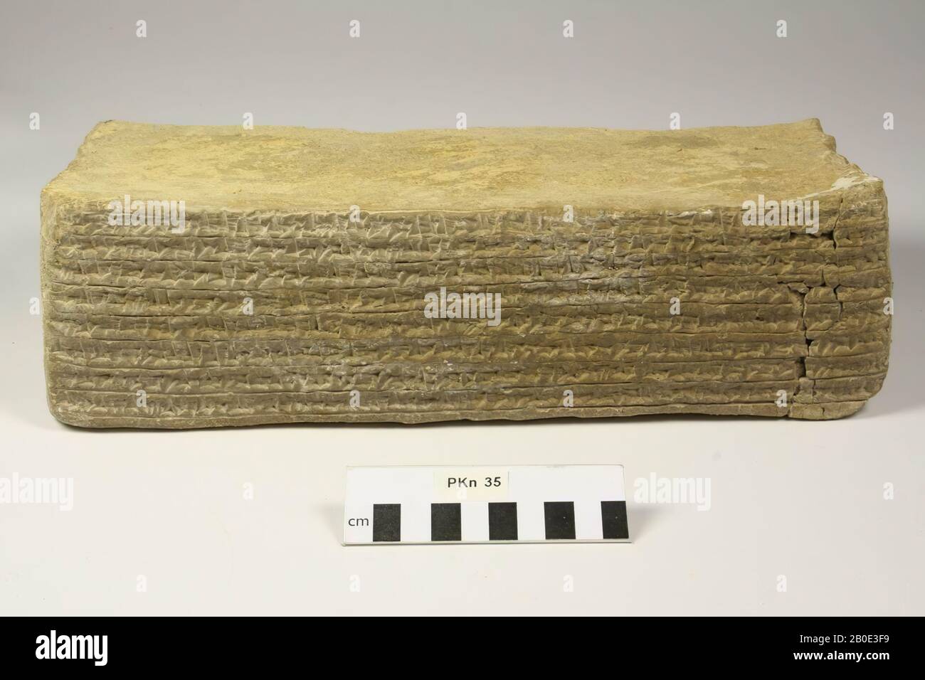 Uralter Naher Osten, Bauelement, Beschriftung, Steingut, L 15 cm, W 33,5 cm, H 9,5 cm, Mittlere Elamitenzeit 1200-1100 v. Chr., Iran Stockfoto