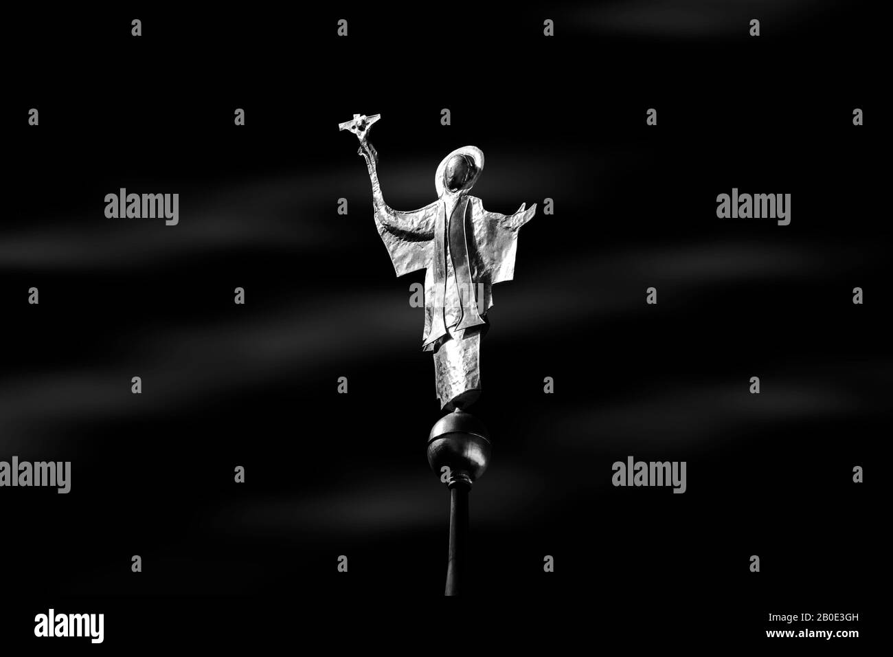 Goldene Statue auf dem Dach der Kathedrale; schwarz-weiß Stockfoto