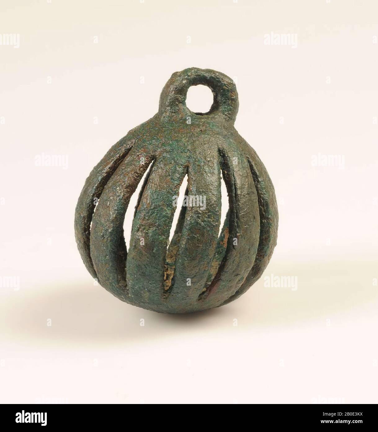Eine kugelförmige Bronzeglocke. Die abgeschnittene Wand bildet vertikale Streifen. Oben ist ein halbrundes Auge sichtbar und unten ein kleines Piercing. Möglicherweise ein Teil eines Gurtzeugs, Pferdegeschirr, Schmuck, Metall, Bronze, H 6,5 cm, D 5,6 cm, Eisenzeit II 1000-600 v. Chr., Iran Stockfoto