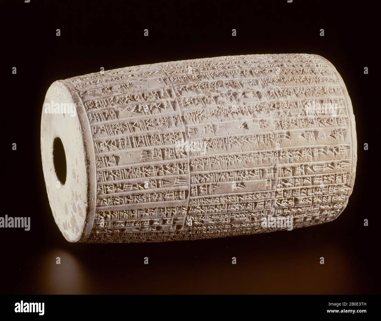 Der Hohlzylinder trägt eine religiöse Aufschrift in Keilschrift des großbabylonischen Königs Nebukadnezar II Triumphierend kündigt er den Bau des Tempels an, der Lugal-Maradda, dem obersten gott der antiken Stadt Marad in Babylonien, gewidmet ist. Dieser Zylinder wurde im Fundament des Tempels von Marad beigesetzt. Warum diese Aufschrift für die Form eines Zylinders gewählt wurde, Ist unklar: Zylinder, Aufschrift, Keramik, D 22 cm, Neo Babylonian Periode 605-562 v. Chr., Irak Stockfoto